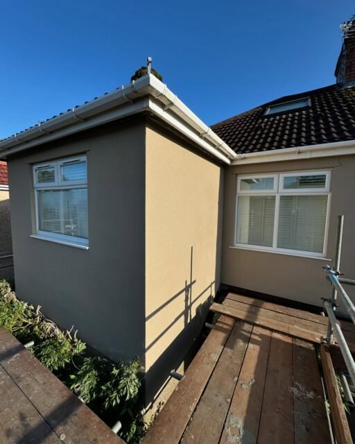 A little extension and back of house done for a customer in kingswood who had cowboys in previously to build the extension and used thermal blocks for the outside skin 🤠 

Hacked off ✅

Correct thermal block primer and base coat applied ✅

Primer and top coated ✅