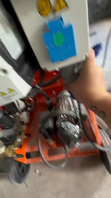 Pumping 🕺🏼 

#bristol #plaster #plastering #render #bath #rendering #venetian #silicone #renovation #bespoke #9 #2 #5 #pft #refina