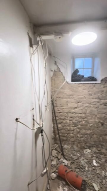 Hacking off and basecoating 🕴️

#bristol #plaster #restoration #render